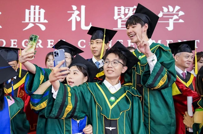 Jiang Lan: Acknowledge limitations and be humble, aim high and maintain perseverance